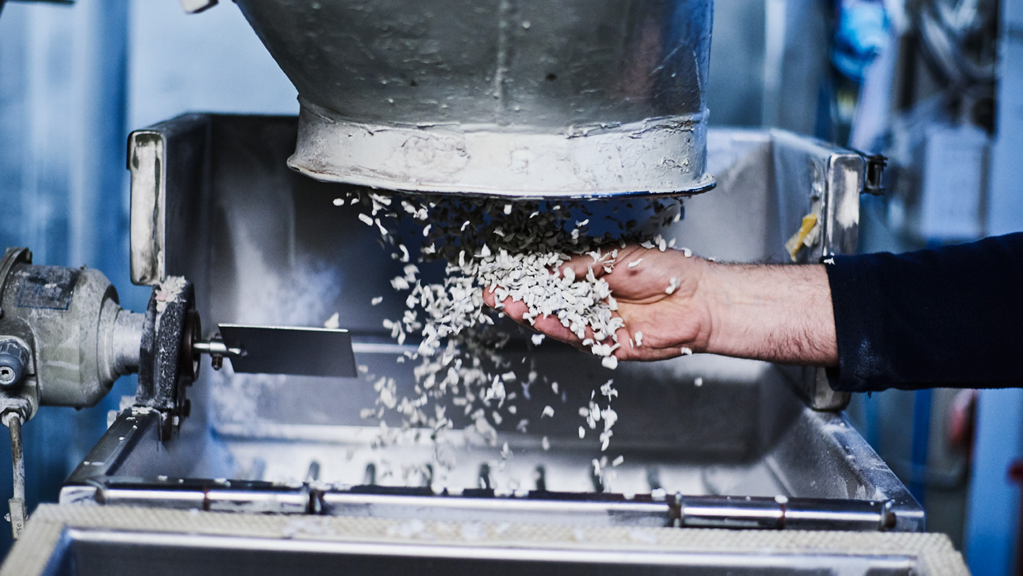 Encontrar la manera de ofrecer más con menos es clave. Para Tarkett, eso significa menos residuos, menos emisiones, mayor bienestar y más pruebas