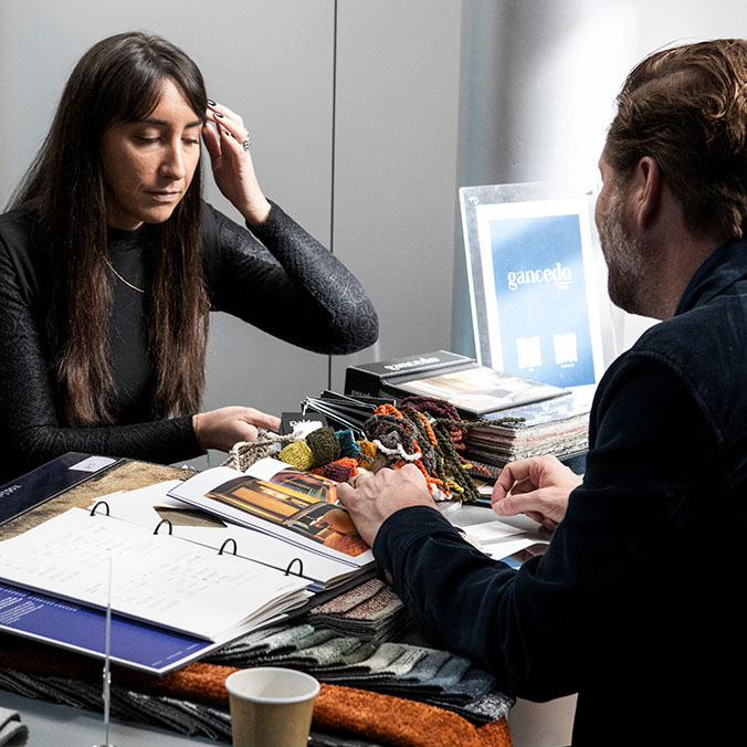 Nos visitan arquitectos, interioristas y decoradores (42%), sector hospitality (20%), distribuidores e instaladores (15%), marcas hábitat (12%) y otros (11%)